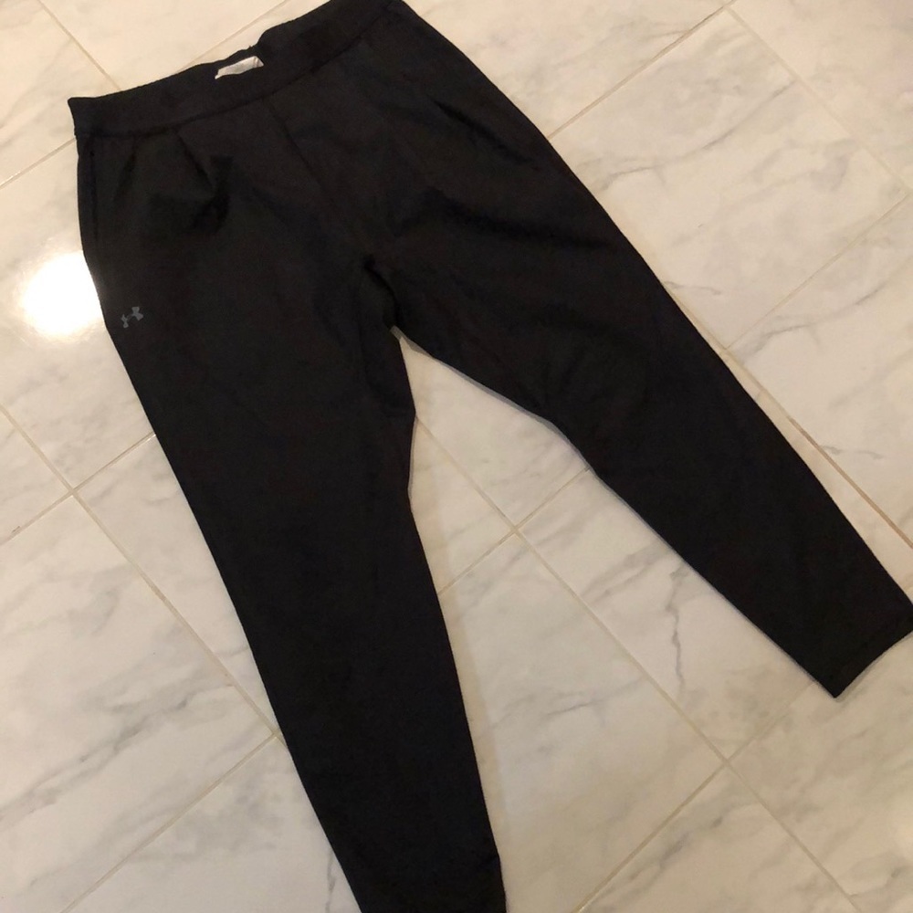 Under armour heat gear black stretchy ankle pants. EUC